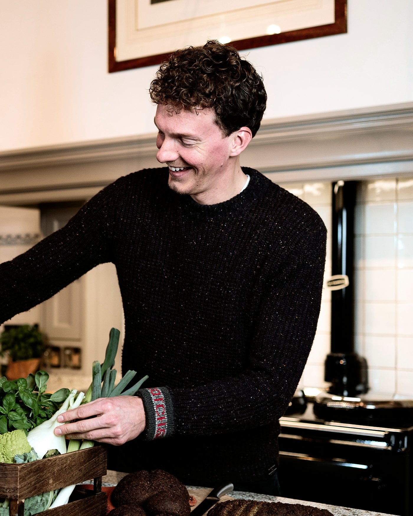 Paul Dingemans in de keuken met verse groenten