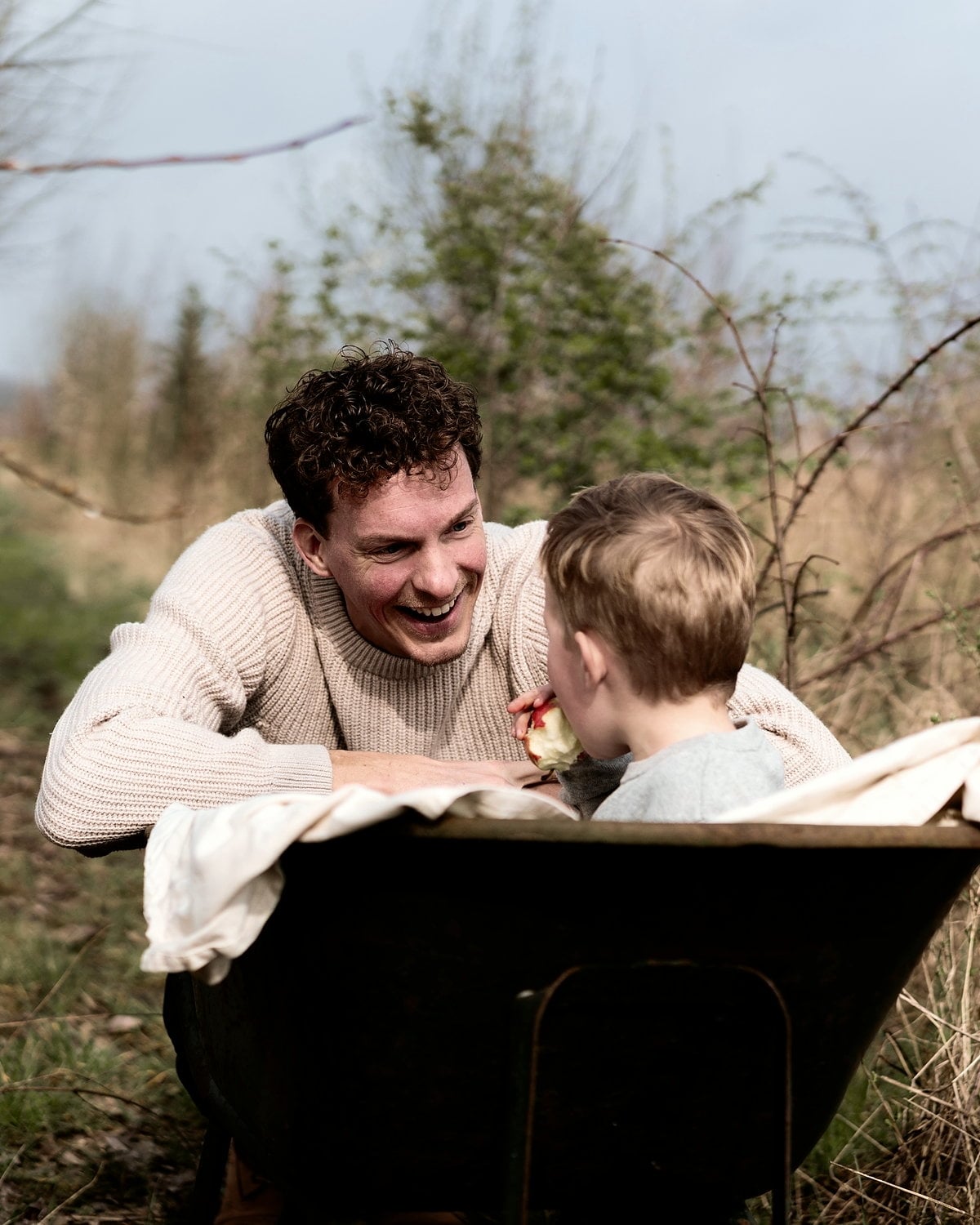 Paul Dingemans buiten met zijn zoon